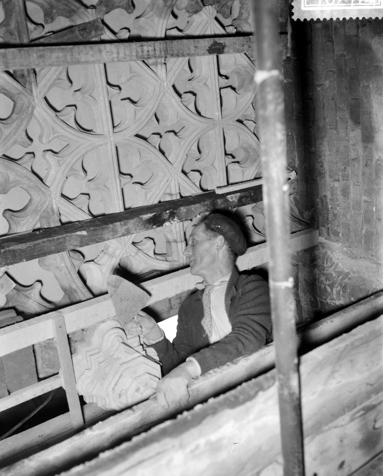 Restauratie oude kerk te Amsterdam, restauratie werkzaamheden in het gewelf van , Bestanddeelnr 910-2724