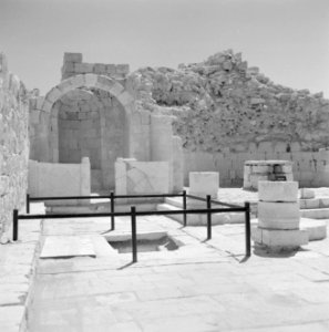 Resten van de oude stad Avdat. Ruine van de St. Theodoruskerk met zicht op het l, Bestanddeelnr 255-3322