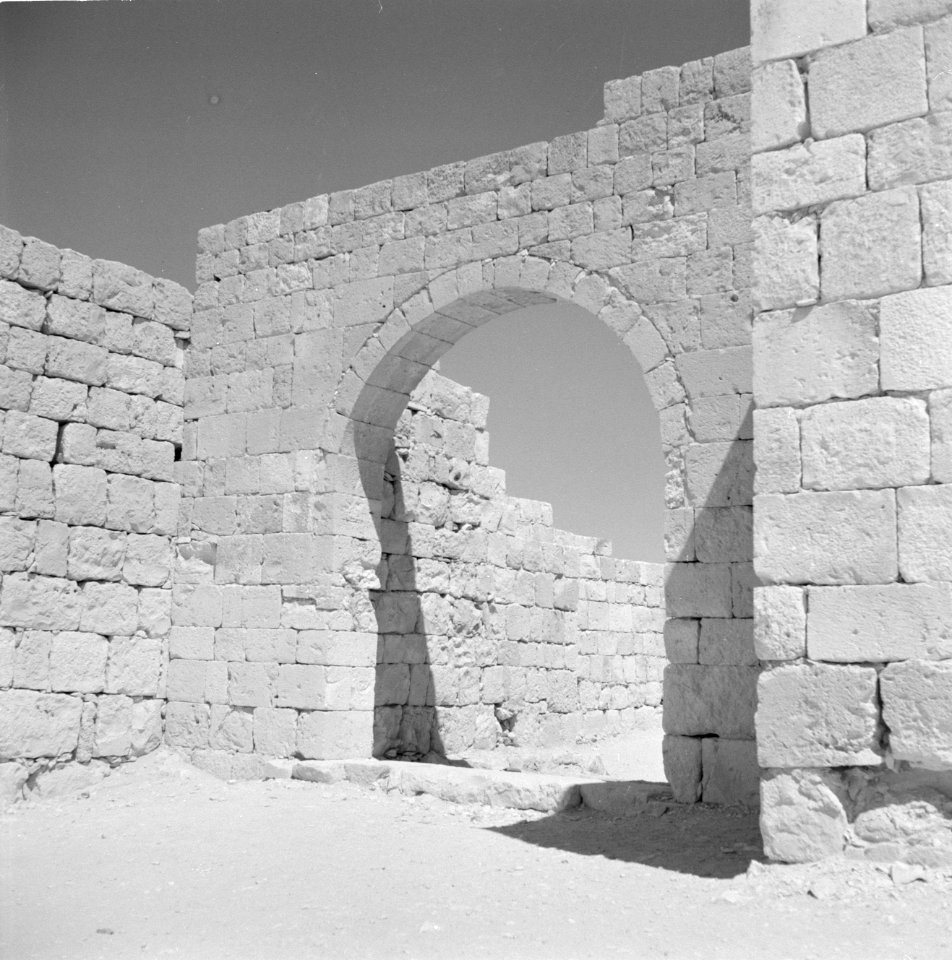 Resten van de oude stad Avdat een poort en muren, Bestanddeelnr 255-3327