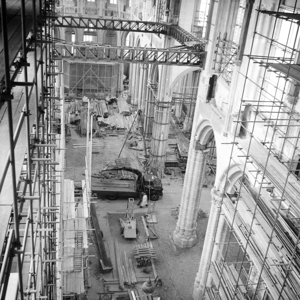 Restauratie nieuwe kerk op de Dam Met steigers bezette interieur van de nieuwe , Bestanddeelnr 912-3590