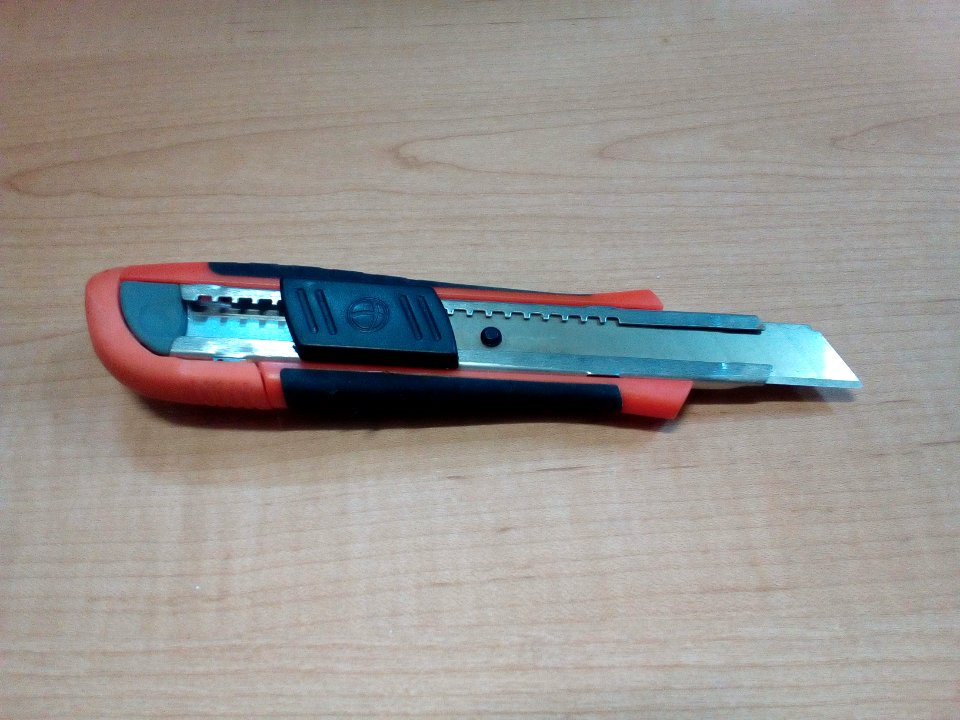 Retractable blade knife