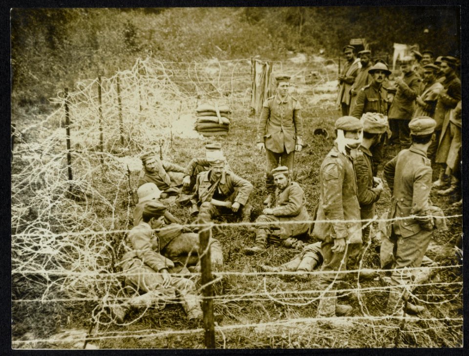 Resting in their cage. Boche prisoners taken on the 13th in St. Pierre Divion, Bestanddeelnr 158-0983