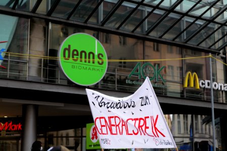 Revolutionary 1st may demonstration Berlin 2021 75