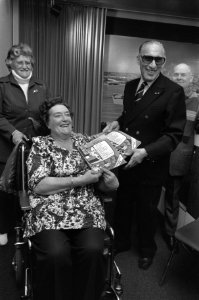 Reumapatienten vertrekken voor vakantie van Schiphol, Max Tailleur met patiente , Bestanddeelnr 925-2147