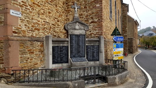 Reuland-Denkmal bei Kirche