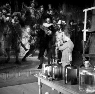 Restaurator HH Mertens van het Rijksmuseum bezig met de Nachtwacht van Rembran, Bestanddeelnr 254-2350