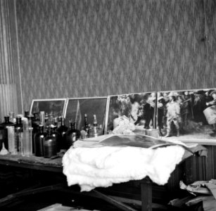Restaurator HH Mertens van het Rijksmuseum bezig met de Nachtwacht van Rembran, Bestanddeelnr 254-2355