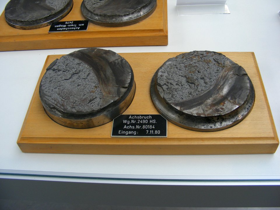 Reste einer Trambahnachse nach Achsbruch - MVG Museum München