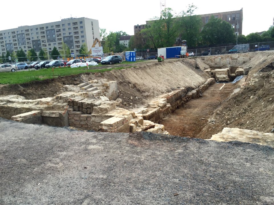 Reste alten Mauerwerks in Baugrube am Postplatz Dresden