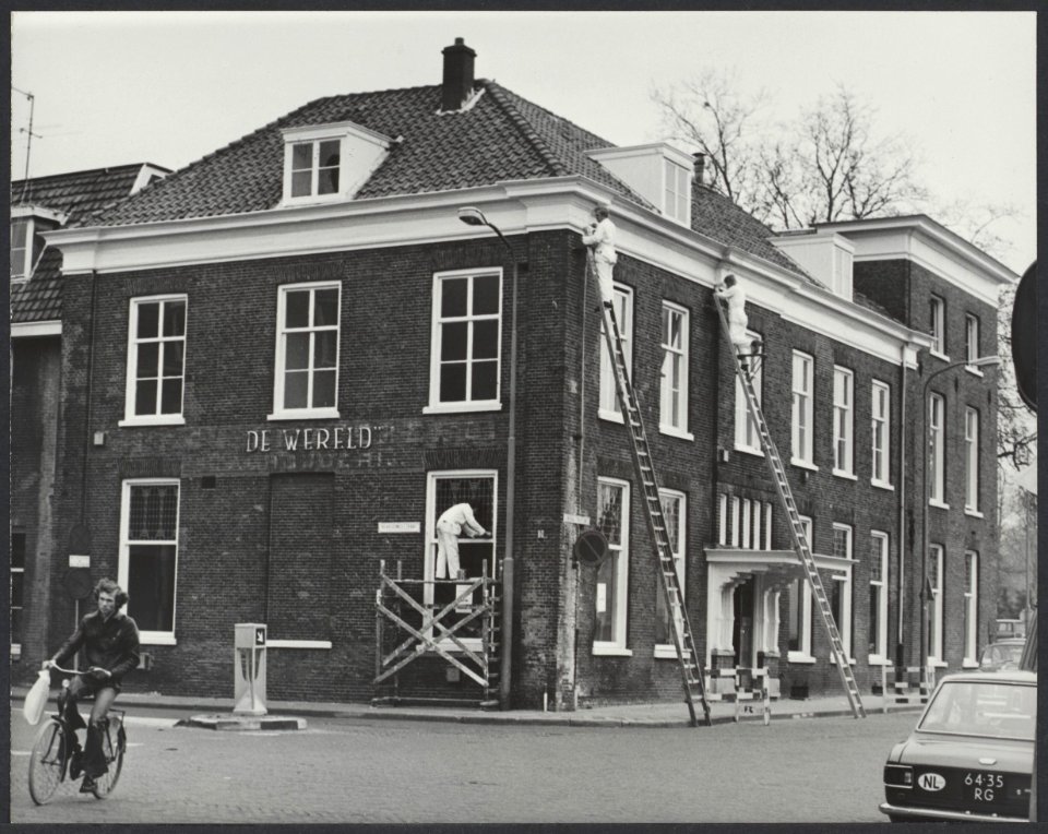 Restauratie van Hotel de Wereld zal op 5 mei 1975 gedeeltelijk klaar zijn. Schil, Bestanddeelnr 32007 024