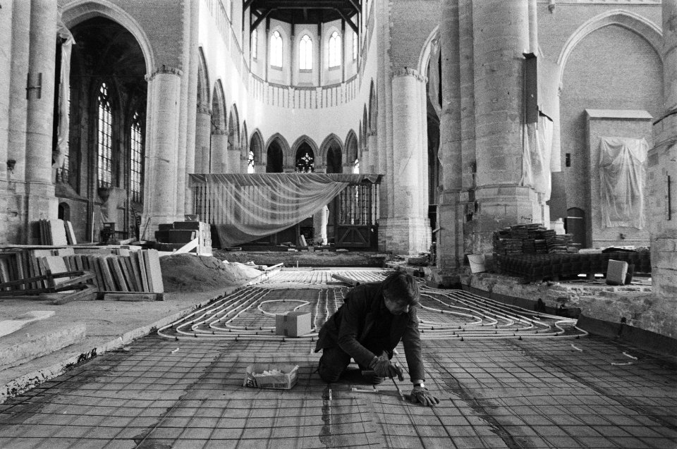 Restauratie van Pieterskerk in Leiden, die werd gebouwd in 15e eeuw, man is bezig met aanleggen van grondverwarming in de Kerk, Bestanddeelnr 931-3778