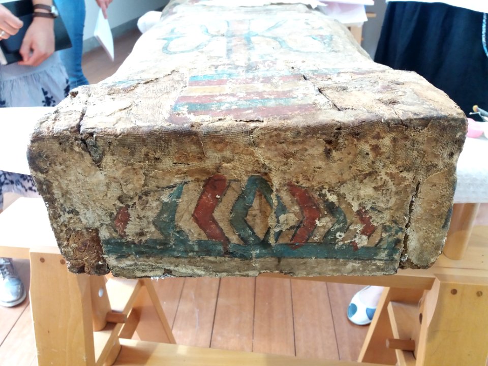 Restauration du cercueil d'Isetenkheb - Dessous du fond