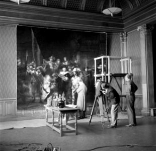 Restaurator Mertens van het Rijksmuseum bezig met de Nachtwacht van Rembrandt va, Bestanddeelnr 254-2353