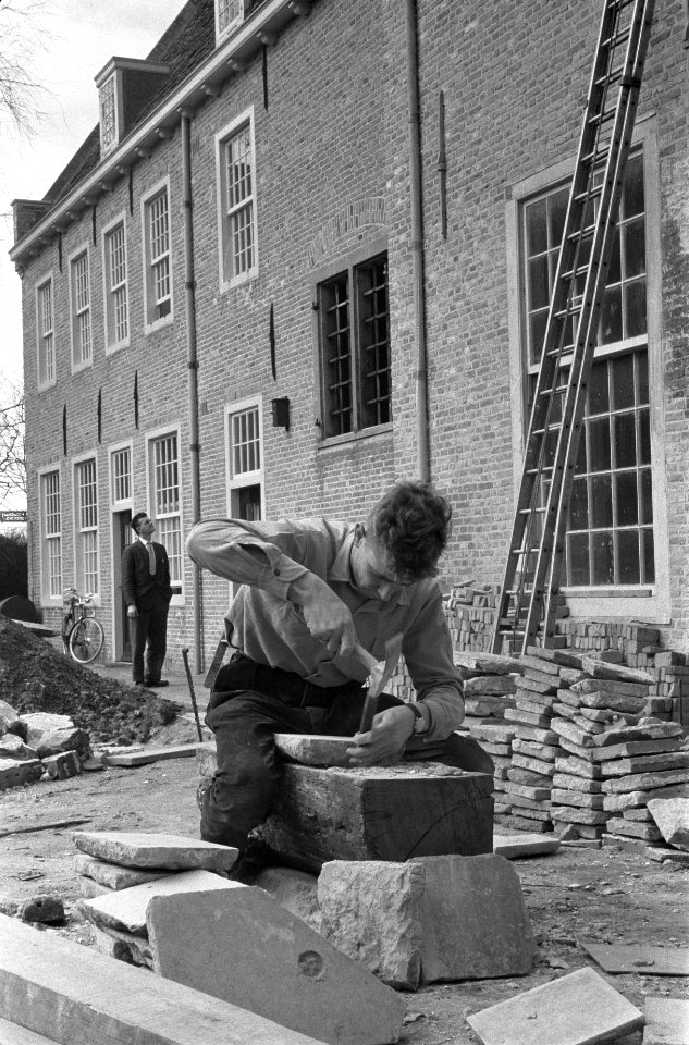 Restauratie van het Prinsenhof te Delft, steenhouwer aan werk, Bestanddeelnr 911-0934