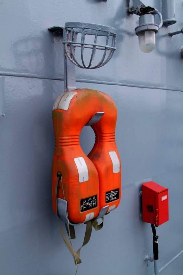 Rettungsweste an Bord des Zerstoerer Moelders im Deutschen Marinemuseum Wilhelmshaven