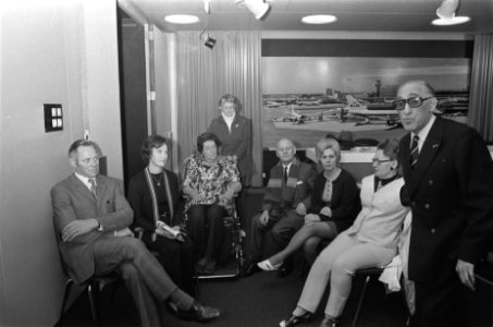 Reumapatienten vertrekken voor vakantie van Schiphol, Max Tailleur met patiente , Bestanddeelnr 925-2149