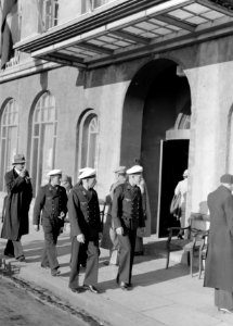 Reykjavik Matrozen van de Duitse lichte kruiser Leipzig aan het passagieren, Bestanddeelnr 190-0399