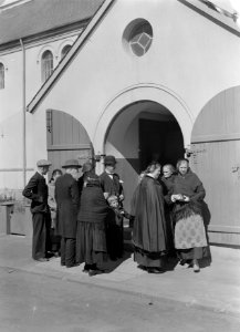 Reykjavik Kerkgangers, waaronder vrouwen in traditionele kledij, bij het zuider, Bestanddeelnr 190-0406