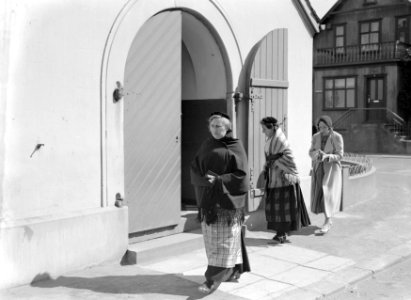 Reykjavik Kerkgangsters, van wie twee in traditionele kledij, bij het zuiderpor, Bestanddeelnr 190-0407