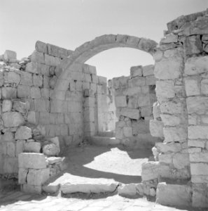 Resten van de oude stad Avdat poort met stenen boog, Bestanddeelnr 255-3332