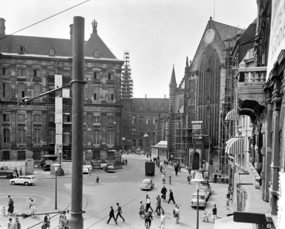 Restauratiewerkzaamheden op de Dam te Amsterdam, overzicht dam, links Paleis in , Bestanddeelnr 911-4703