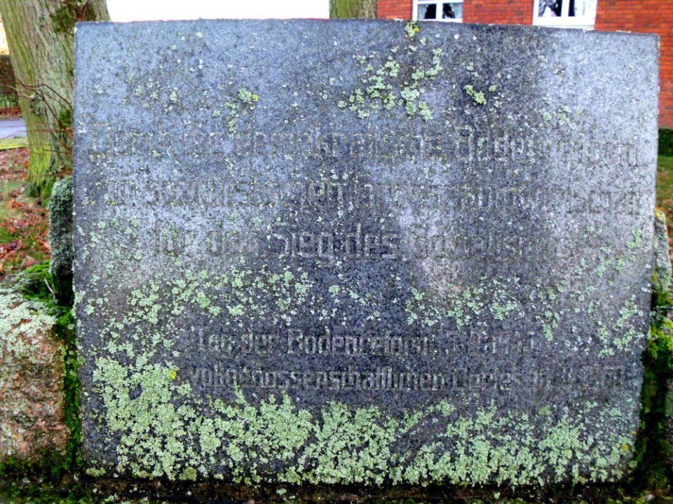 Retzin Gedenkstein Bodenreform 2