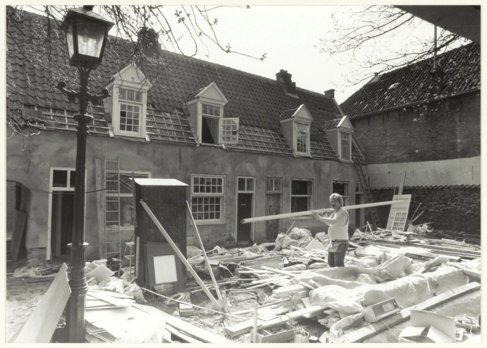 Restauratie van het Brouwershofje aan de Tuchthuisstraat. NL-HlmNHA 54015308