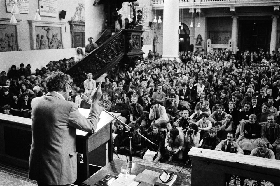 Reve aan het woord in een volle kerk, Bestanddeelnr 932-4070
