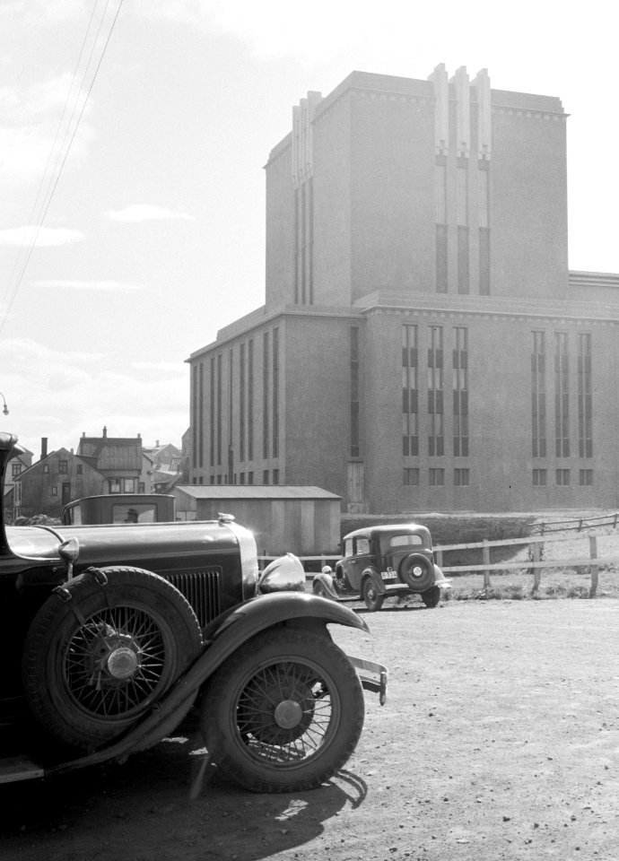Reykjavik Toneeltoren van de Stadsschouwburg Links een personenauto met een re, Bestanddeelnr 190-0442