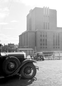 Reykjavik Toneeltoren van de Stadsschouwburg Links een personenauto met een re, Bestanddeelnr 190-0442