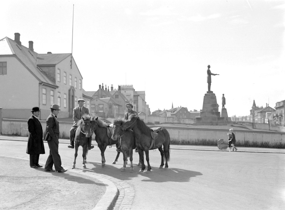 Reykjavik, Laekjargata. Vier mannen en vier IJslandse pony's. Links het Huis van, Bestanddeelnr 190-0445
