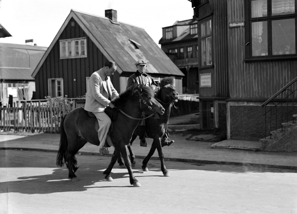 Reykjavik. Twee mannen, ieder op een IJslandse pony, in de Posthusstraeti. Het h, Bestanddeelnr 190-0454