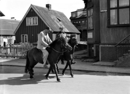 Reykjavik. Twee mannen, ieder op een IJslandse pony, in de Posthusstraeti. Het h, Bestanddeelnr 190-0454