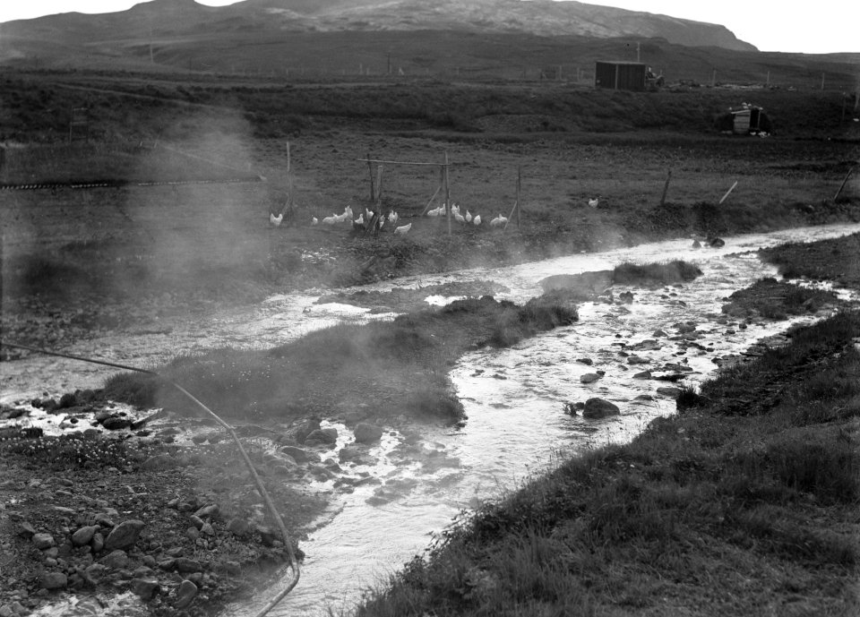 Reykir Dampende warmwaterbron in het landschap met waterleidingbuizen, Bestanddeelnr 190-0389