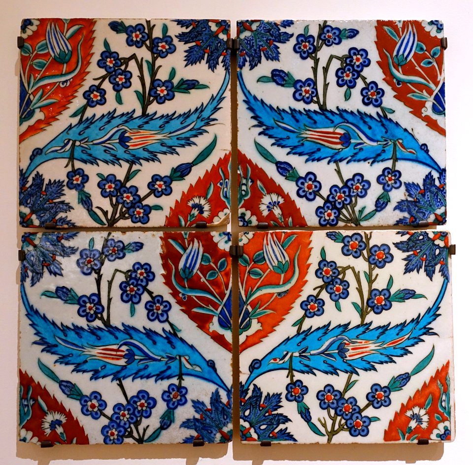 Revetment tile, Turkey, Iznik, 1580-1590 AD, underglaze-painted fritware - Aga Khan Museum - Toronto, Canada - DSC06782