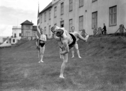 Reykjavik IJslands worstelen (Glima) Twee leden van het glimateam van de Mennt, Bestanddeelnr 190-0280
