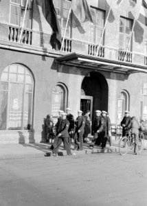 Reykjavik Matrozen van de Duitse lichte kruiser Leipzig aan het passagieren, Bestanddeelnr 190-0398