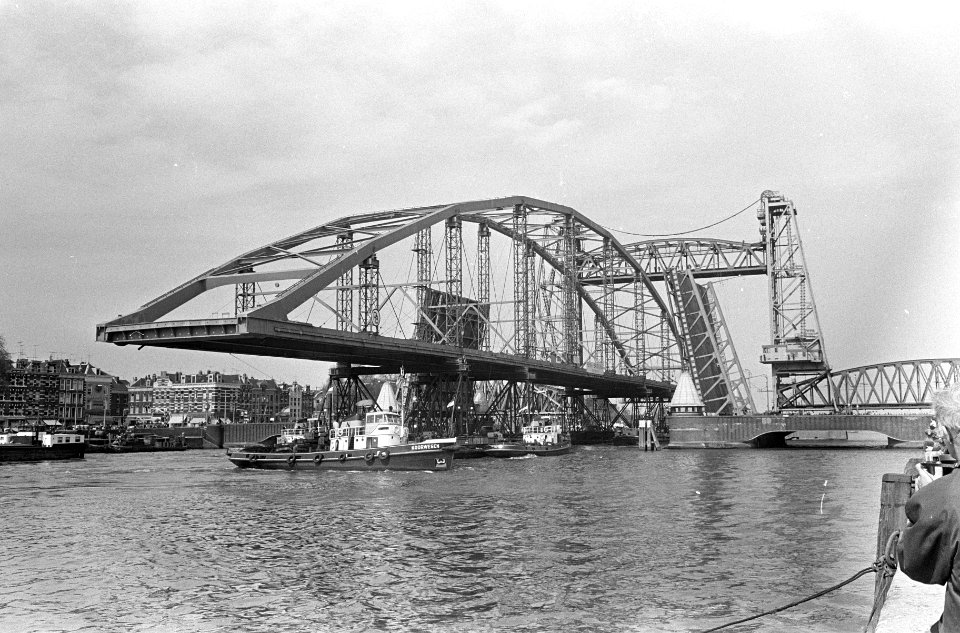Reuze transport, boog-brug voor Papendrecht, passeert spoorbrug bij Rotterdam, Bestanddeelnr 920-3061