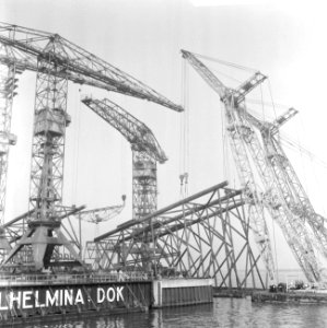 Reuzenboorplatform op transport bij Verolme 280 ton wegen te Rotterdam, Bestanddeelnr 917-6839