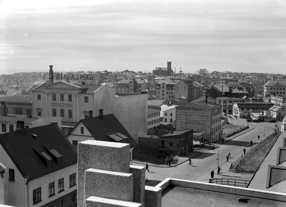 Reykjavik. Blik vanaf het dak van het Stadstheater over de stad rechts bioscoop, Bestanddeelnr 190-0447