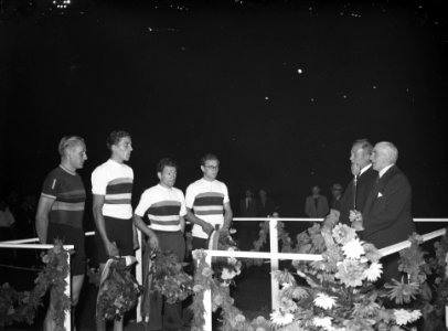 Revanche wedstrijd wielrijders stadion, Bestanddeelnr 901-9061
