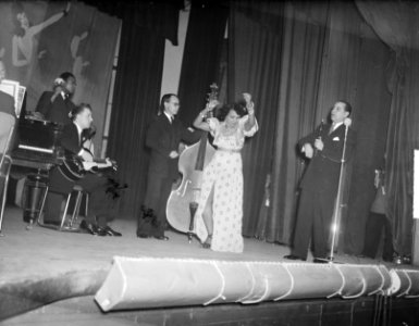 Revue Frits Roelff kleurlingen op toneel, Bestanddeelnrf Fotocollectie Anefo