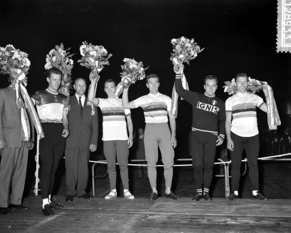 Revanchewedstrijden wielrennen in het Stadion Oudkerk, de Graaf , L van der Me, Bestanddeelnr 912-8933