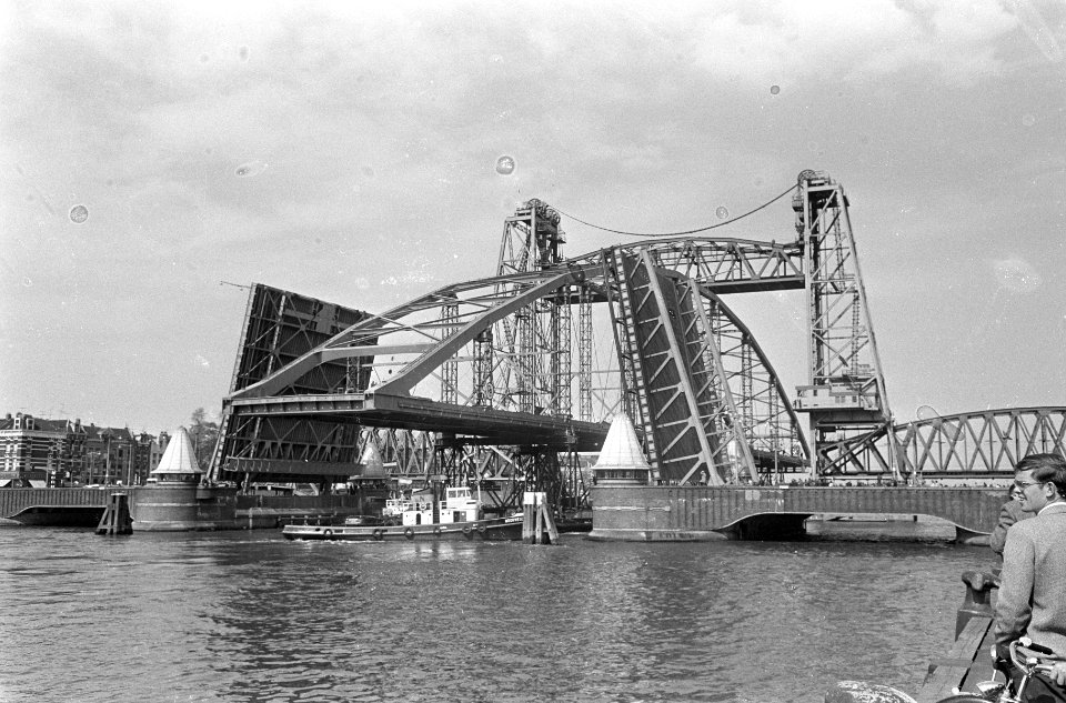 Reuze transport, boog-brug voor Papendrecht, passeert spoorbrug bij Rotterdam, Bestanddeelnr 920-3062