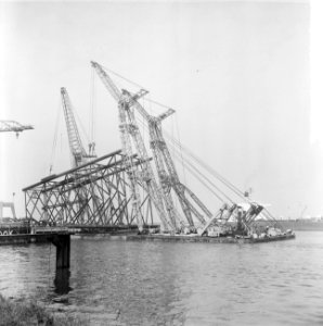 Reuzenboorplatform op transport bij Verolme 280 ton wegen te Rotterdam, Bestanddeelnr 917-6842
