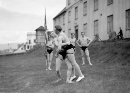 Reykjavik IJslands worstelen (Glima) twee leden van het glimateam van de Mennt, Bestanddeelnr 190-0265