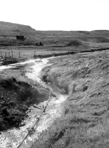 Reykir Warmwaterbron in het landschap met waterleidingbuizen, Bestanddeelnr 190-0388