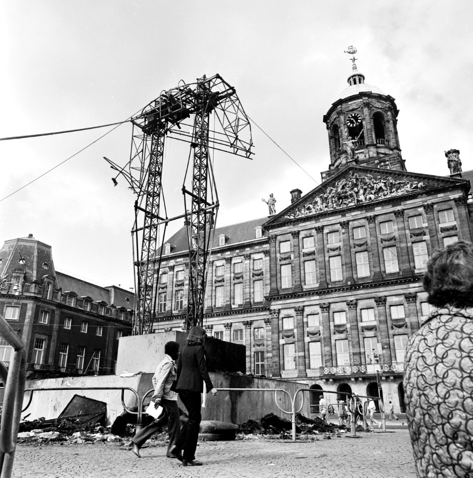 Reus op Dam in Amsterdam afgebrand het geraamte op de Dam, Bestanddeelnr 929-8210