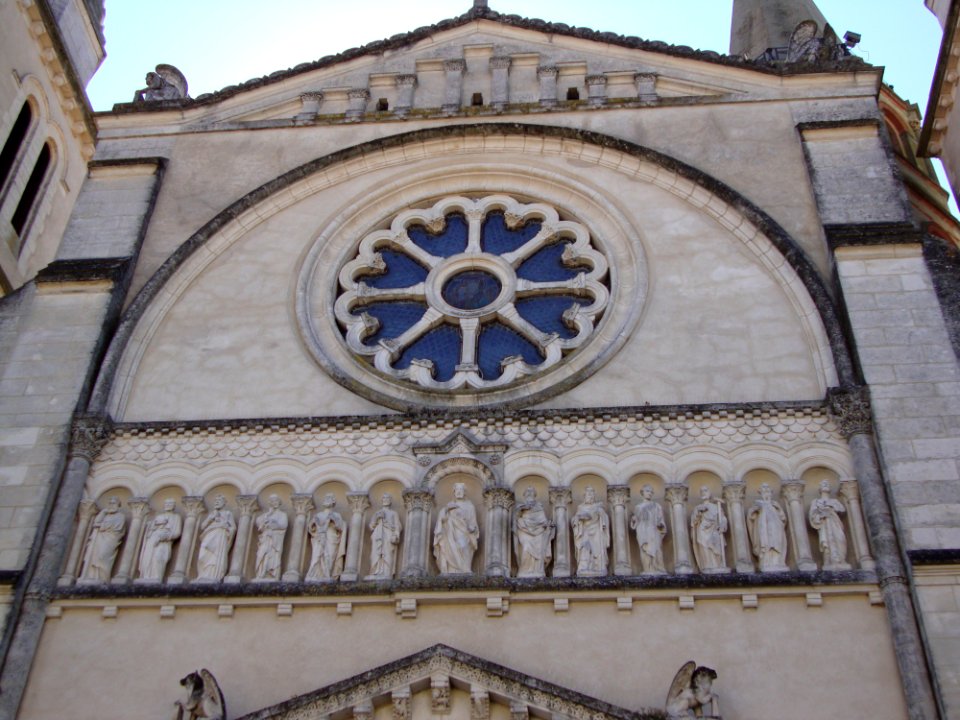 Revel(Haute-Garonne, Fr) statues Christ + 12 apôtres