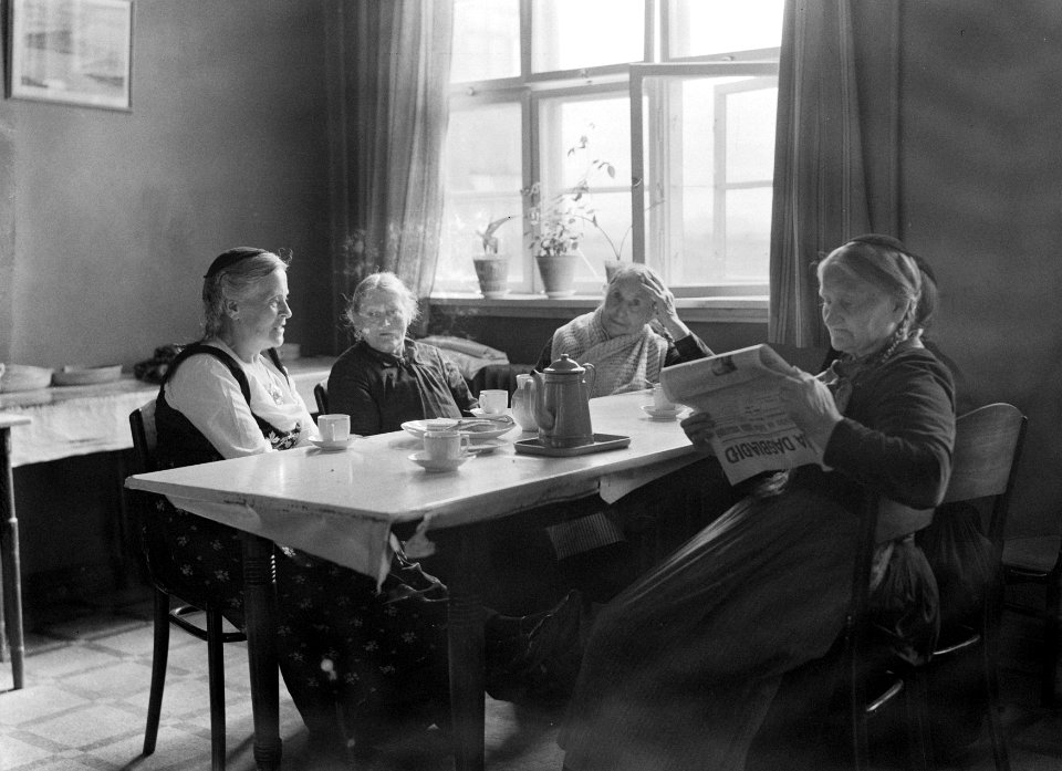 Reykjavik. Enkele bewoonsters van het bejaardenhuis Elliheimilið Grund drinken, Bestanddeelnr 190-0462